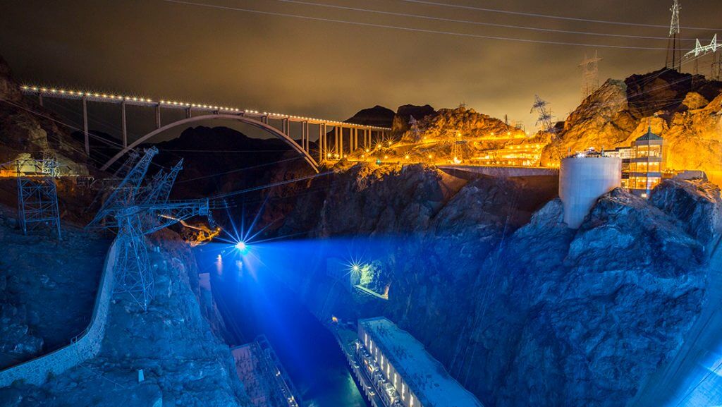 OSK verwandelte den Hoover Dam mit einer gigantischen Projektion zur größten befahrbaren Bühne der Welt