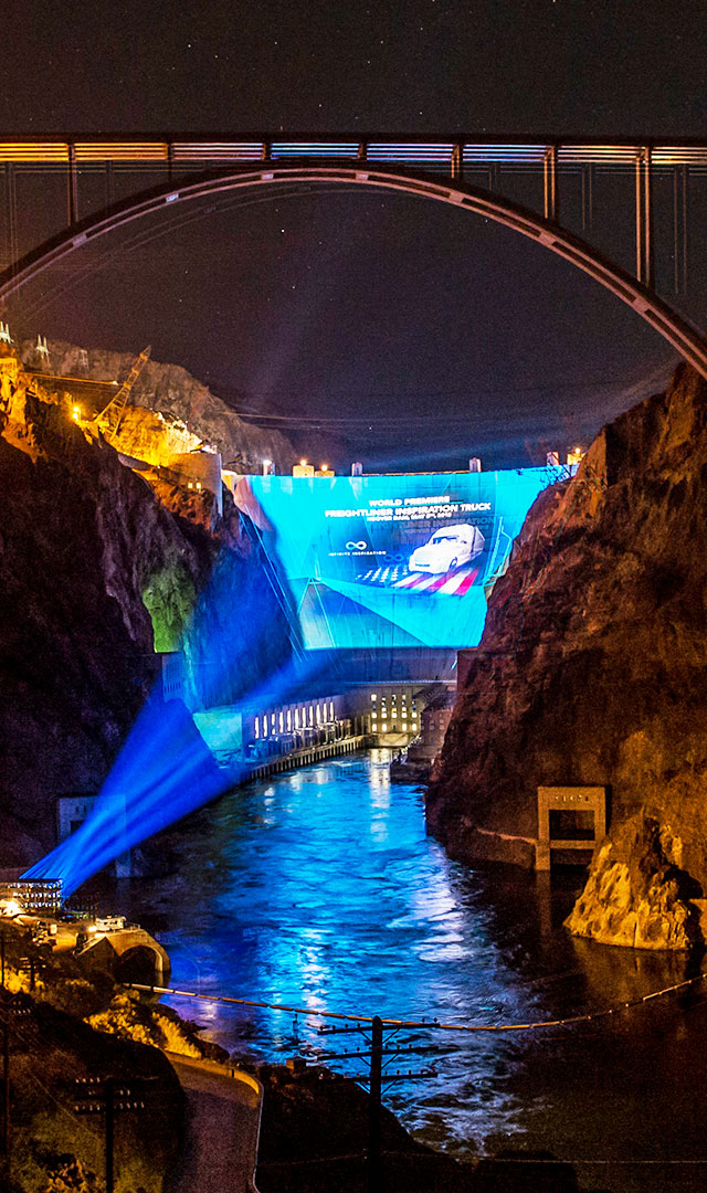 Bilder der spektakulären Weltpremiere des Freightliner Truck am Hoover Dam